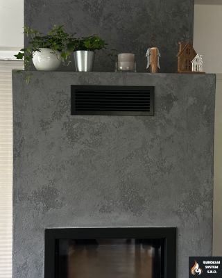 Moderní obestavba krbové vložky doplněná o elegantní dekorativní betonovou stěrku, kterou si zákazník zvolil jako finální...